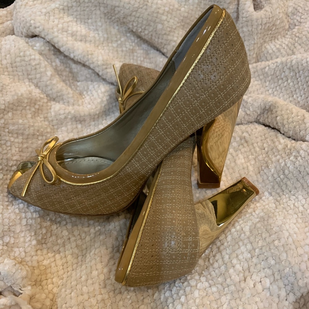 Women’s size 7M Linea Paola heels